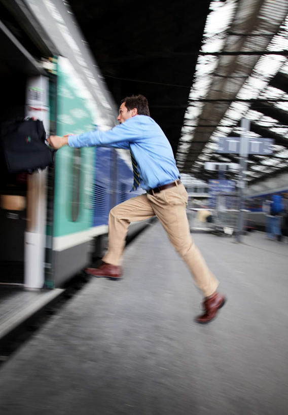 西方人,背,一个人,商务人士,商务男性,竖图,室外,白天,侧面,衬衫,火车,车站,欧洲,欧洲人,仅一个男性,仅一个人,仅一个中年男性,一辆,奔驰,套装,朦胧,模糊,包,公文包,站台,注视,跨,月台,车,一只,蓝色,交通工具,背着,奔跑,观察,驾驶,看,行驶,公事包,观看,操纵,控制,察看,关注,载具,商务装,工薪阶层,操控,把持,背负,仓猝,仓卒,匆匆,匆促,慌忙,急忙,男人,男性,中年男性,白种人,白领,上班族,彩图,全身,衬衣