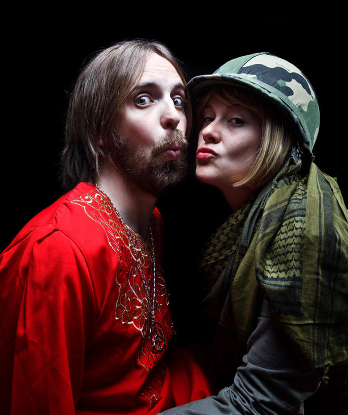 西方人,两个人,站,竖图,室内,白天,正面,爱情,帽子,欧洲,欧洲人,黑色背景,服装,头盔,浪漫,注视,休闲装,衣服,红色,安全帽,嘟嘴,观察,看,亲昵,站着,休闲,温暖,温馨,面对面,休闲服,撅嘴,恩爱,激情,亲密,亲热,恋人,摄影,服饰,影棚,观看,和睦,察看,关注,一顶,亲切,密切,男人,男性,女人,女性,中年男性,中年女性,白种人,情侣,站立,半身,彩图,影棚拍摄,拍摄,伴侣,融洽