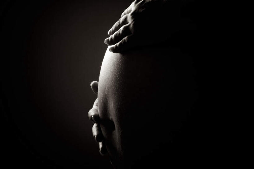 西方人,孕妇,手,腹部,一个人,摸,横图,室内,特写,白天,侧面,欧洲,欧洲人,仅一个年轻女性,仅一个女性,仅一个人,抚摸,裸露,怀孕,手部,待产,裸,妊娠,准妈妈,年轻女性,女人,女性,白种人,腹,肚子,产妇,触摸,接触,半身,彩图