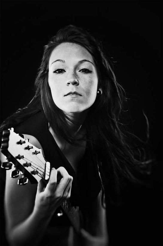 西方人,一个人,举,竖图,室内,白天,正面,欧洲,欧洲人,仅一个年轻女性,仅一个女性,仅一个人,握,灰色背景,服装,飘扬,吉他,乐器,弦乐器,拿,拿着,休闲装,衣服,托,休闲,休闲服,握着,摄影,服饰,影棚,弹拨弦鸣乐器,浮荡,飘拂,漂荡,飘零,年轻女性,女人,女性,白种人,长发,举起,举手,举着,向上举,向上伸,向上托,半身,彩图,影棚拍摄,拍摄,弹拨弦乐器,飘荡