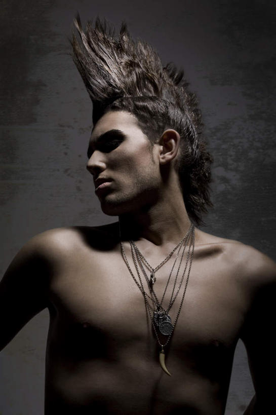 西方人,一个人,站,竖图,室内,白天,正面,项链,欧洲,欧洲人,仅一个男性,仅一个人,阴影,装饰,反射,影子,扭头,手叉腰,装饰品,仅一个年轻男性,饰品,首饰,叉腰,站着,转头,华丽,修饰,点缀,双手叉腰,衬托,美观,雅致,雅观,莫西干,男人,男性,年轻男性,白种人,站立,半身,彩图