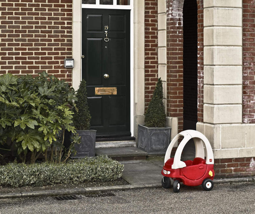 无人,家,横图,室外,白天,正面,游戏,植物,门,玩具,阴影,光线,影子,房屋,墙,屋子,玩,娱乐,楼房,墙壁,墙面,住宅,绿色,阳光,自然,门框,休闲,益智,生长,成长,活动,发泄,消遣,智力,宣泄,玩具车,玩耍,嬉戏,彩图,房子