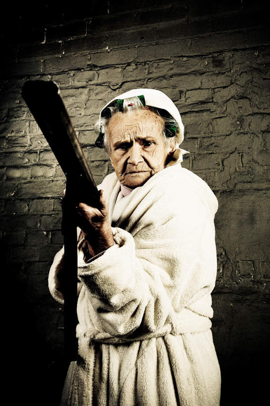 西方人,一个人,站,竖图,室内,白天,正面,欧洲,欧洲人,仅一个女性,仅一个人,握,阴影,破旧,陈旧,光线,枪,影子,墙,灯光,拿,拿着,墙壁,墙面,站着,握着,仅一个老年女性,威胁,陈腐,威逼,要挟,老年女性,女人,女性,白种人,站立,半身,彩图