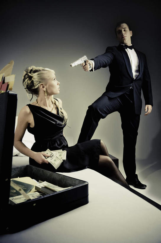 西方人,两个人,商务人士,商务男性,站,坐,竖图,室内,白天,仰视,衬衫,安全,手提箱,欧洲,欧洲人,握,指,阴影,套装,光线,枪,影子,灯光,拿,拿着,箱子,站着,握着,保护,威胁,对准,瞄准,保险,商务装,私密,工薪阶层,密码箱,威逼,要挟,男人,男性,年轻男性,年轻女性,女人,女性,白种人,白领,上班族,站立,坐着,彩图,低角度拍摄,全身,衬衣