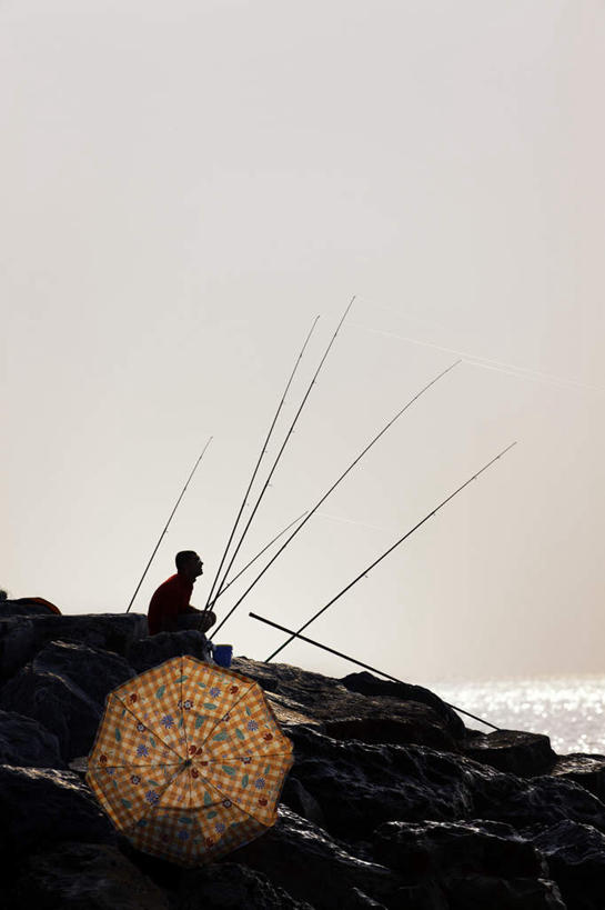 西方人,一个人,坐,竖图,室外,白天,侧面,垂钓,海浪,海洋,石头,钓鱼竿,欧洲,欧洲人,仅一个男性,仅一个人,仅一个中年男性,阴影,光线,石子,影子,浪花,水平线,辽阔,海平线,蓝色,蓝天,天空,阳光,海水,天,广阔,晴朗,一望无际,渔具,海景,万里无云,无边无际,一马平川,男人,男性,中年男性,白种人,钓竿,鱼竿,大海,风浪,海,海水的波动,近岸浪,石块,岩石,涌浪,晴空,晴空万里,坐着,彩图,全身,钓鱼,水天相接,水天一线,垂纶