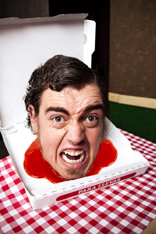 西方人,一个人,站,竖图,室内,白天,正面,桌面,桌子,欧洲,欧洲人,仅一个男性,仅一个人,木制,布料,格纹,布纹,桌布,仅一个年轻男性,红色,餐巾,木制品,台布,站着,张嘴,张大嘴巴,男人,男性,年轻男性,白种人,张开嘴,站立,半身,彩图