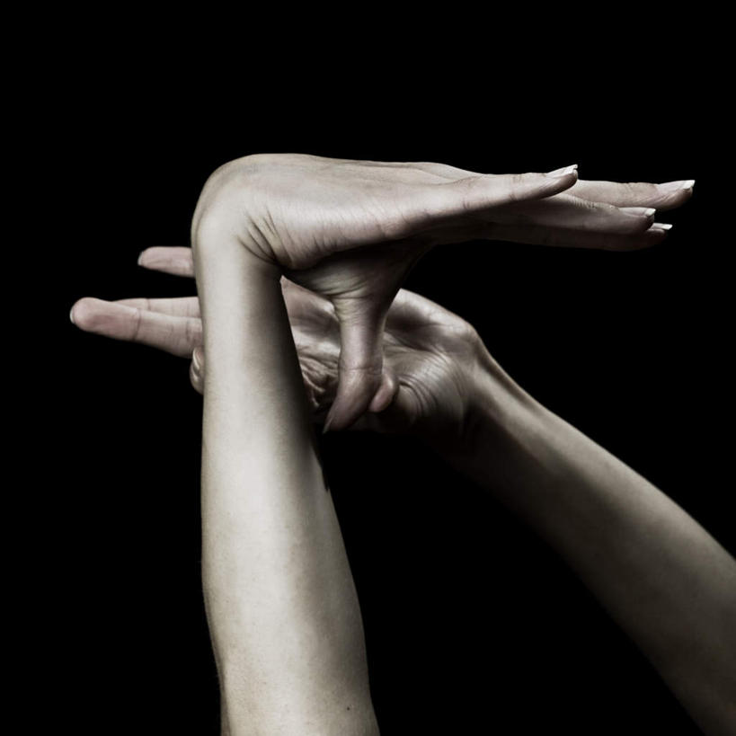 西方人,手,一个人,举,方图,室内,特写,白天,正面,游戏,欧洲,欧洲人,仅一个年轻女性,仅一个女性,仅一个人,灰色背景,玩,文化,娱乐,托,两只,休闲,手部,摄影,影棚,活动,发泄,消遣,智力,宣泄,手影,年轻女性,女人,女性,白种人,举起,举手,举着,玩耍,嬉戏,向上举,向上伸,向上托,半身,彩图,影棚拍摄,拍摄