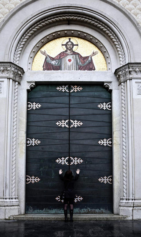 西方人,背部,一个人,竖图,室外,白天,神秘,门,欧洲,欧洲人,仅一个年轻女性,仅一个女性,仅一个人,节日,古典,文化,靴子,黑色,门框,祈祷,健康,许愿,宗教,信仰,纪念,严肃,祈求,基督,基督教,庄重,秘密,天主教,耶稣,含蓄,救世主,奥秘,沉静,中间色,基利斯督,弥赛亚,默西亚,平安,年轻女性,女人,女性,白种人,彩图,全身,敲门
