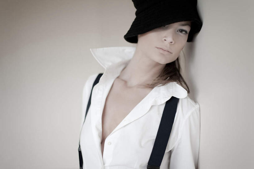 西方人,一个人,模特,站,横图,室内,白天,白色背景,侧面,衬衫,帽子,欧洲,欧洲人,仅一个年轻女性,仅一个女性,仅一个人,扭头,注视,观察,看,靠,靠着,倚靠,站着,转头,摄影,影棚,观看,背带,察看,倚着,关注,棉帽,年轻女性,女人,女性,白种人,模特儿,站立,半身,彩图,影棚拍摄,衬衣,拍摄