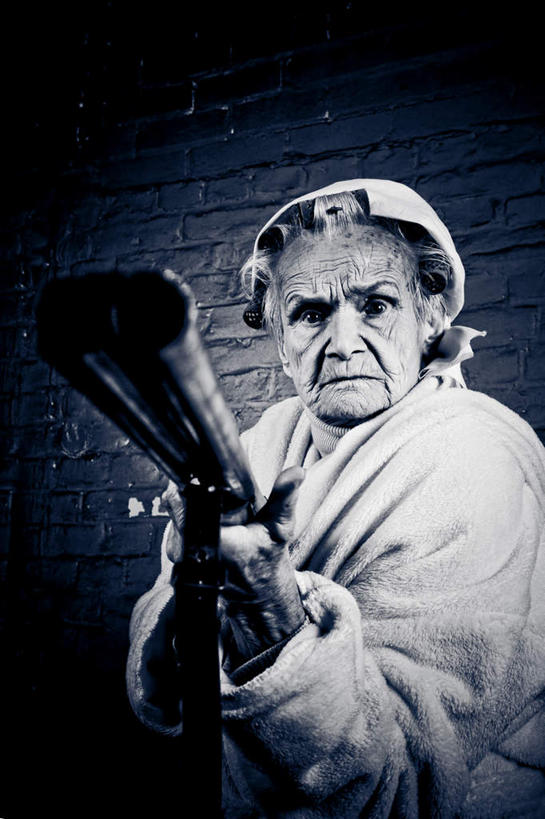 西方人,一个人,站,竖图,室内,白天,正面,欧洲,欧洲人,仅一个女性,仅一个人,握,模糊,枪,拿,拿着,注视,观察,看,站着,握着,仅一个老年女性,观看,察看,关注,含糊,恍惚,模胡,依稀,隐约,老年女性,女人,女性,白种人,站立,半身,彩图