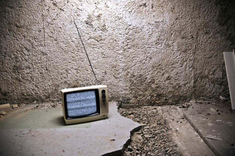 无人,横图,俯视,室内,白天,电视,阴影,反射,影子,墙,破坏,斑驳,破损,墙壁,墙面,一台,损坏,彩电,丢弃,抛弃,显像管屏,显像管屏幕,黑白电视机,遗弃,摈弃,扔掉,扔弃,甩掉,扬弃,电视机,彩图,高角度拍摄