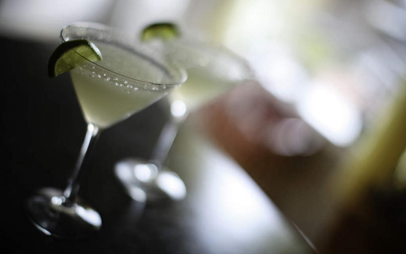 横图,俯视,室内,白天,幸福,茶,柠檬,水果,切开,阴影,朦胧,模糊,新鲜,反射,影子,生食,食品,果实,娱乐,食物,饮料,切,享受,休闲,温馨,放松,乐趣,有机食品,绿色食品,柠檬茶,舒适,剖面,切面,益母果,柠果,半身,彩图,高角度拍摄