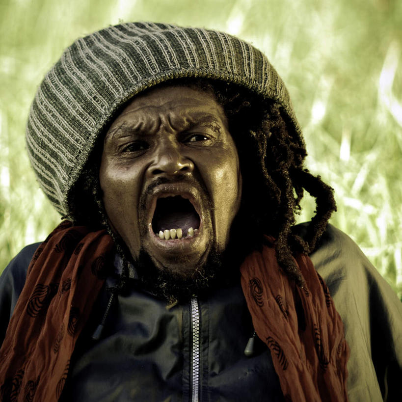 西方人,脸,头,脸颊,一个人,方图,室外,白天,正面,懒惰,帽子,欧洲,非洲,黑人,欧洲人,仅一个男性,仅一个人,仅一个中年男性,阴影,服装,装饰,光线,影子,休闲装,衣服,阳光,围巾,张嘴,休闲,温暖,休闲服,服饰,围脖,保暖,华丽,点缀,哈欠,御寒,张大嘴巴,衬托,美观,雅致,雅观,编织帽,懈怠,怠惰,懒散,男人,男性,中年男性,非洲人,头部,脸部,脸蛋,面部,张开嘴,半身,彩图