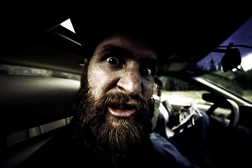 西方人,脸,头,脸颊,胡须,一个人,横图,室外,特写,白天,正面,欧洲,欧洲人,仅一个男性,仅一个人,仅一个中年男性,阴影,生气,反射,影子,注视,观察,看,愤怒,观看,狰狞,察看,发怒,关注,情绪,脾气,忿怒,怨恨,强烈,激动,男人,男性,中年男性,白种人,头部,胡子,络腮胡,脸部,脸蛋,面部,半身,彩图