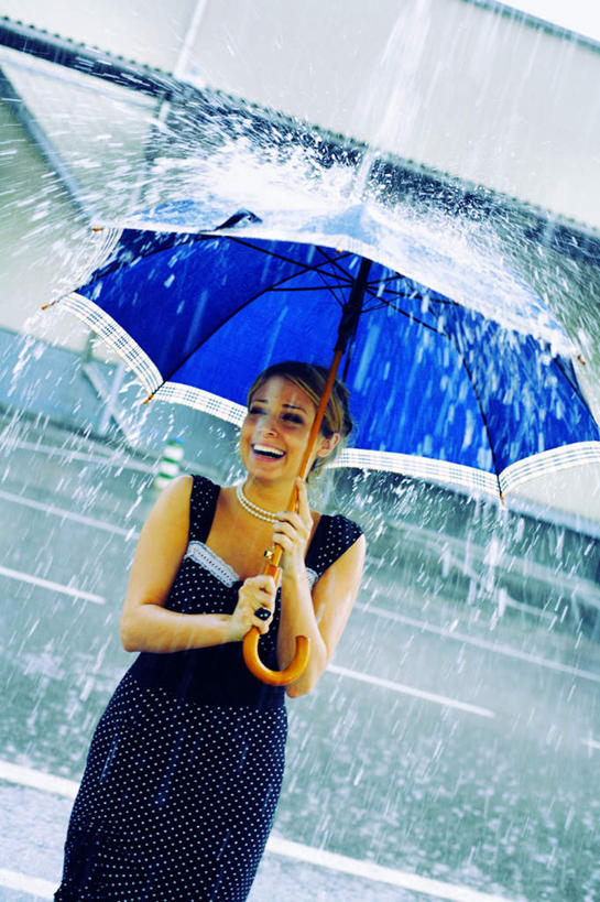 西方人,一个人,站,举,笑,微笑,露齿笑,竖图,室外,白天,正面,裙子,水,雨,暴雨,大雨,欧洲,欧洲人,仅一个年轻女性,仅一个女性,仅一个人,一把,撑开,握,飞溅,连衣裙,服装,溅,伞,液体,雨伞,遮阳伞,水滴,拿,拿着,注视,休闲装,阳伞,水珠,衣服,蓝色,打开,观察,看,托,站着,休闲,休闲服,握着,服饰,观看,细雨,察看,开启,关注,喷洒,年轻女性,女人,女性,白种人,小雨,举起,举手,举着,向上举,向上伸,向上托,站立,半身,彩图