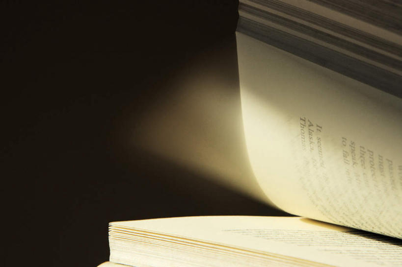 无人,图书馆,书店,横图,室内,特写,白天,正面,静物,书籍,一本,阴影,反射,光线,影子,阳光,打开,翻开,浏览室,掀开,书,图书,彩图,书库,图书库,阅览室