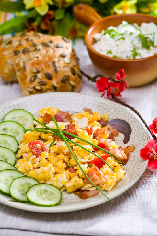 点心,面包,米饭,无人,竖图,俯视,室内,白天,黄瓜,蔬菜,餐具,阴影,新鲜,反射,碟子,盘,影子,陶瓷,蛋,鸡蛋,煎蛋,食品,面点,陶瓷制品,炒蛋,饭,食物,糕点,盘子,容器,碟,碗,有机食品,绿色食品,储藏,五谷,储存,卵,青瓜,胡瓜,彩图,高角度拍摄,贮存