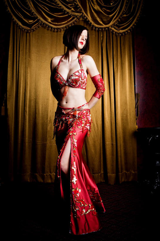 西方人,一个人,站,竖图,室内,白天,正面,民族服装,跳舞,欧洲,欧洲人,仅一个年轻女性,仅一个女性,仅一个人,阴影,灰色背景,内衣,服装,反射,影子,古典,注视,文化,传统,衣服,观察,看,站着,胸罩,文胸,摄影,服饰,帷幕,影棚,观看,古装,察看,关注,帷幔,幕布,舞姿,幕帘,背手,肚皮舞,韵味,乳罩,胸衣,帷幔布,年轻女性,女人,女性,白种人,站立,彩图,全身,影棚拍摄,传统服装,民俗服,拍摄,舞蹈