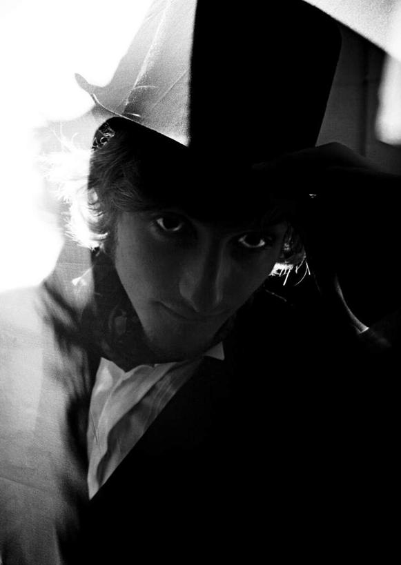 西方人,一个人,笑,微笑,竖图,黑白,室外,白天,正面,民族服装,帽子,欧洲,欧洲人,仅一个男性,仅一个人,服装,古典,注视,礼帽,文化,传统,仅一个年轻男性,衣服,低头,观察,看,服饰,观看,古装,察看,关注,韵味,害臊,含羞,怕羞,害羞,男人,男性,年轻男性,白种人,半身,传统服装,民俗服