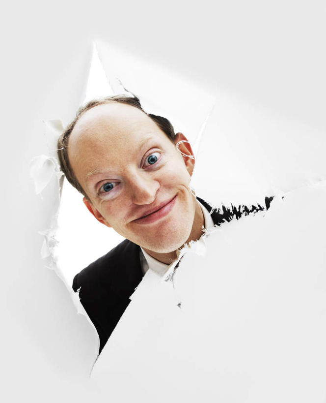 西方人,脸,头,脸颊,一个人,笑,微笑,竖图,室内,特写,白天,仰视,欧洲,欧洲人,仅一个男性,仅一个人,阴影,光线,影子,纸张,撕裂,注视,破坏,破损,仅一个年轻男性,阳光,观察,看,观看,幽默,损坏,察看,关注,诙谐,风趣,男人,男性,年轻男性,白种人,头部,脸部,脸蛋,面部,半身,彩图,低角度拍摄