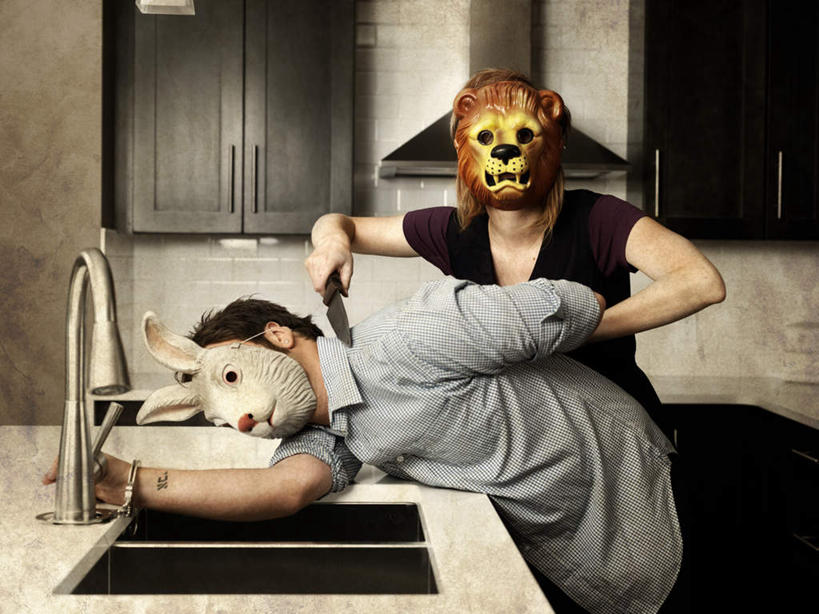 西方人,两个人,站,横图,室内,白天,正面,厨房,金属制品,欧洲,欧洲人,握,阴影,服装,光线,金属,工具,面具,水龙头,影子,灯光,刀具,拿,拿着,休闲装,开关,衣服,刀,打开,站着,休闲,休闲服,握着,服饰,阀门,犯罪,犯法,开启,菜刀,切菜刀,水咀,人质,男人,男性,年轻男性,年轻女性,女人,女性,白种人,站立,半身,彩图,灶间