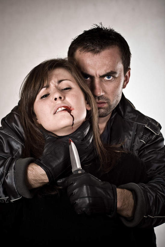 西方人,两个人,站,竖图,室内,白天,正面,竞争,欧洲,欧洲人,对抗,握,灰色背景,服装,生气,冲突,刀具,拿,拿着,注视,休闲装,破坏,衣服,刀,观察,看,站着,休闲,休闲服,武器,战争,握着,愤怒,摄影,服饰,影棚,观看,损坏,犯罪,察看,犯法,攻击,威胁,对立,发怒,关注,矛盾,兵器,血迹,绑架,防御,情绪,脾气,忿怒,怨恨,强烈,敌对,挫败,斗争,抗拒,抗衡,凶器,杀伤,威慑,人质,挟持,激动,危险,男人,男性,年轻男性,年轻女性,女人,女性,白种人,站立,半身,彩图,影棚拍摄,拍摄,匕首