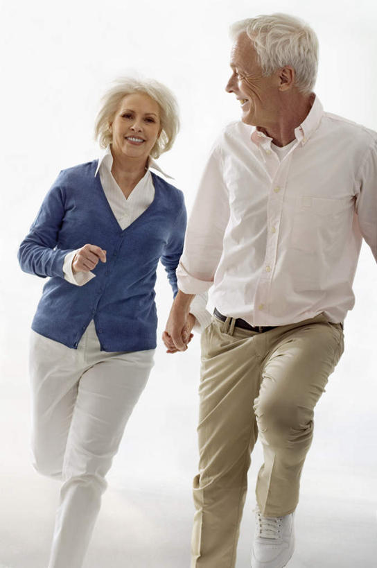 西方人,两个人,跑,笑,微笑,竖图,室内,白天,白色背景,正面,锻炼,运动,欧洲,欧洲人,阴影,服装,光线,影子,注视,休闲装,衣服,阳光,观察,看,牵手,休闲,休闲服,摄影,服饰,影棚,观看,察看,关注,体育,老年男性,老年女性,男人,男性,女人,女性,白种人,跑步,半身,彩图,影棚拍摄,健身,拍摄