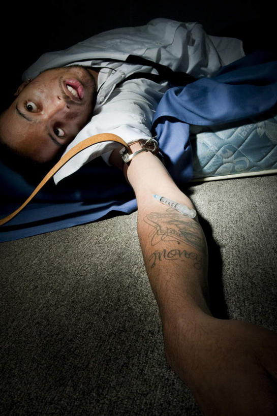 西方人,一个人,躺,竖图,室内,白天,正面,床,欧洲,欧洲人,仅一个男性,仅一个人,阴影,服装,光线,影子,床单,注视,休闲装,被子,仅一个年轻男性,衣服,阳光,观察,看,休闲,休闲服,服饰,单人床,观看,察看,被单,关注,颓废,悲观,委靡,卧着,男人,男性,年轻男性,白种人,躺着,卧,半身,彩图