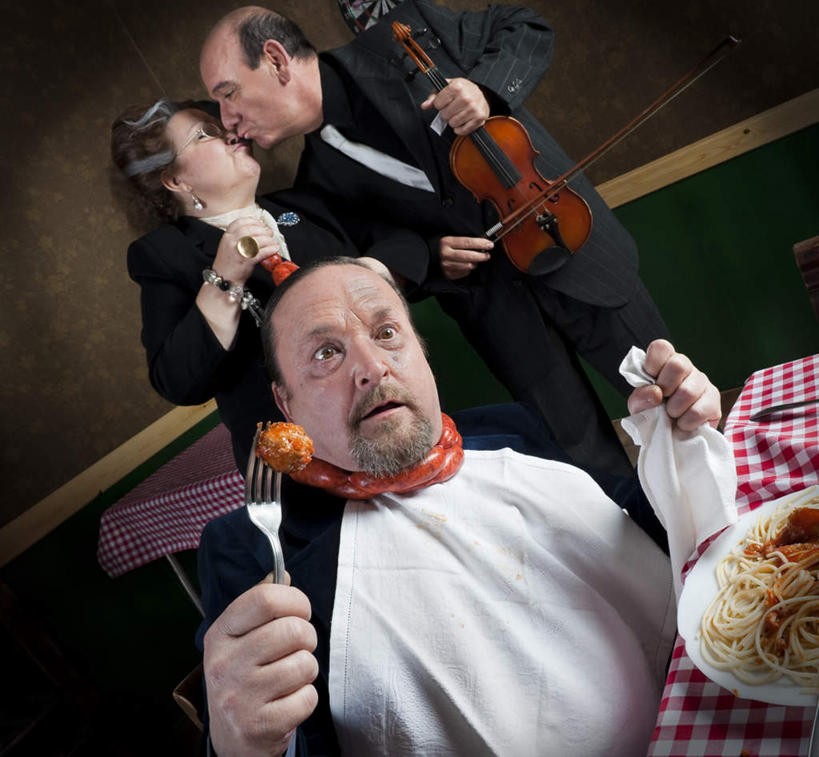 西方人,三个人,站,坐,举,抱,吻,横图,室内,白天,正面,餐桌,桌子,餐具,金属制品,欧洲,欧洲人,一把,握,金属,叉子,吉他,乐器,弦乐器,注视,观察,看,托,站着,握着,餐台,抱着,观看,察看,搂着,关注,弹拨弦鸣乐器,餐叉,老年男性,老年女性,男人,男性,女人,女性,白种人,进餐用具,举起,举手,举着,搂,亲,亲吻,向上举,向上伸,向上托,站立,坐着,半身,彩图,弹拨弦乐器