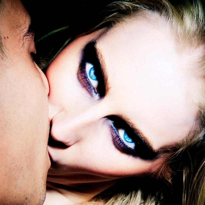 西方人,脸,头,脸颊,两个人,吻,方图,室内,特写,白天,正面,爱情,化妆,性感,欧洲,欧洲人,浪漫,注视,黑色,彩妆,观察,看,亲昵,温暖,温馨,眼影,恩爱,激情,亲密,亲热,诱惑,恋人,观看,勾引,和睦,察看,关注,亲切,密切,引诱,男人,男性,年轻男性,年轻女性,女人,女性,白种人,头部,脸部,脸蛋,面部,情侣,亲,亲吻,半身,彩图,伴侣,融洽