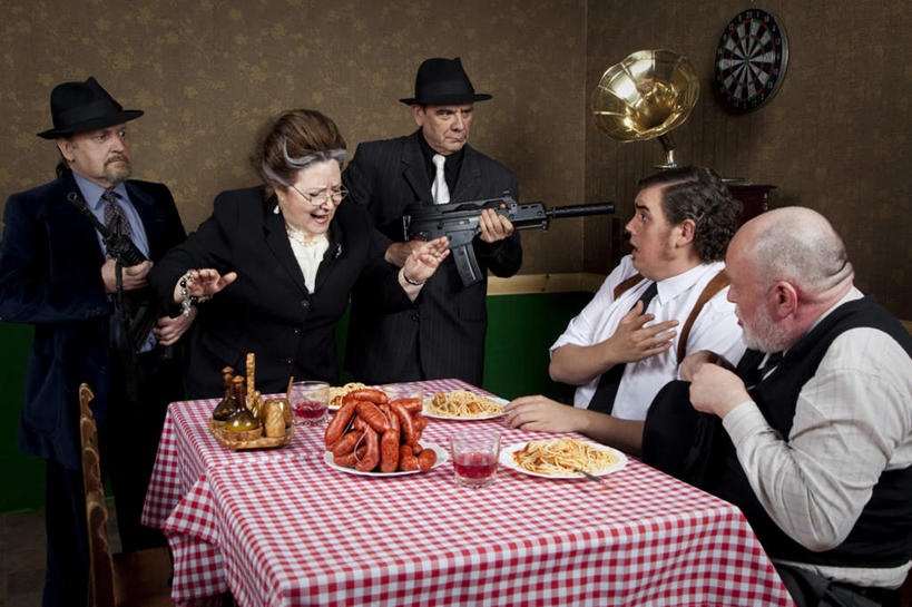 西方人,家庭,夫妻,母亲,父亲,儿子,站,横图,室内,白天,正面,爱情,聚会,欧洲,欧洲人,五个人,布料,方格,枪,许多人,浪漫,布纹,注视,桌布,红色,餐巾,台布,观察,看,站着,一群人,温暖,温馨,父子,母子,一家人,恩爱,父爱,母爱,恋人,观看,害怕,惊恐,和睦,察看,罪犯,胆怯,关注,集会,惊慌,恐慌,来福枪,打劫,畏惧,惊骇,聚首,杀手,老年男性,老年女性,男人,男性,年轻男性,女人,女性,白种人,夫妇,情侣,站立,半身,彩图,伴侣,融洽