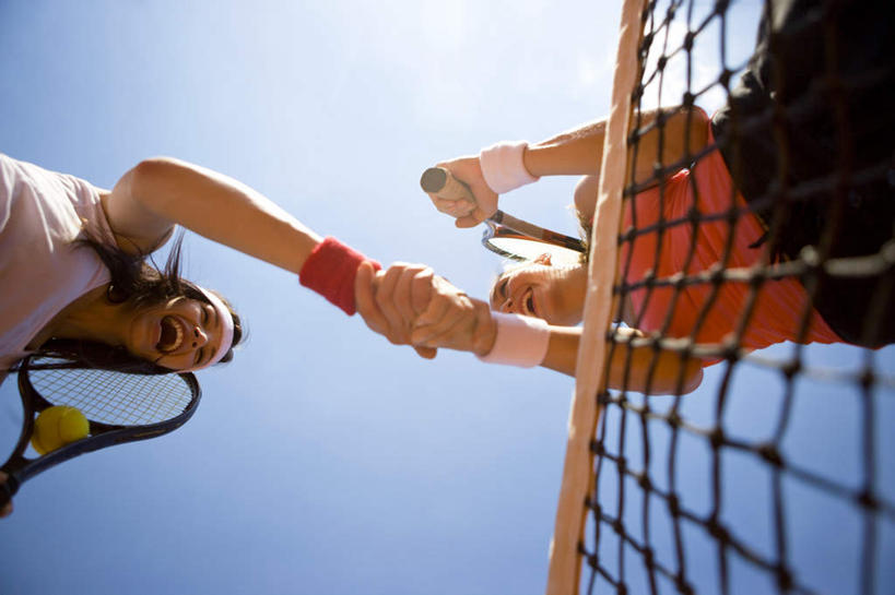 西方人,两个人,伙伴,朋友,握手,笑,大笑,横图,室外,白天,仰视,锻炼,快乐,兴奋,友谊,比赛,运动,竞争,欧洲,欧洲人,握,网球拍,护腕,球拍,网球装备,拿,拿着,注视,娱乐,运动器械,观察,看,张嘴,休闲,健身器械,握着,观看,察看,网球网,体育运动,关注,健身器材,张大嘴巴,哈哈大笑,体育,友情,年轻女性,女人,女性,白种人,张开嘴,拉手,手握手,半身,彩图,低角度拍摄,健身,高兴,狂笑,运动器材