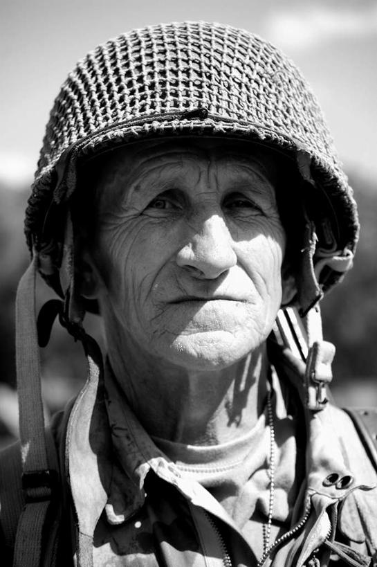 西方人,一个人,站,竖图,室外,特写,白天,正面,制服,帽子,欧洲,欧洲人,仅一个男性,仅一个人,戴,军事,头盔,注视,衣服,安全帽,观察,看,站着,仅一个老年男性,观看,军人,战士,戴着,察看,军装,关注,军服,一顶,兵士,老年男性,男人,男性,白种人,站立,半身,彩图