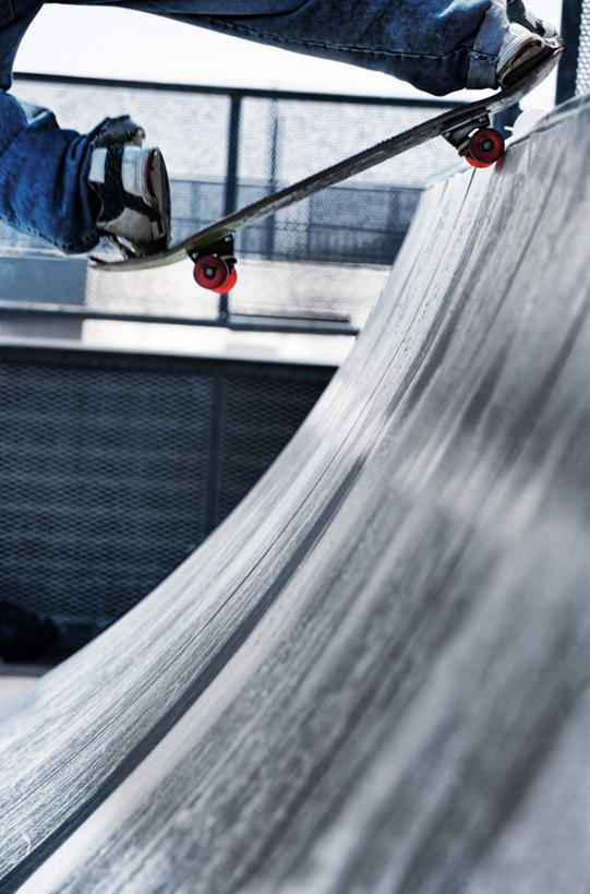 西方人,儿童,一个人,游乐园,竖图,室外,白天,侧面,锻炼,纯洁,运动,游乐场,欧洲,欧洲人,仅一个男性,仅一个人,踩,刺激,一个,小孩,踩着,仅一个小孩,可爱,童年,童趣,单个,滑板,童真,烂漫,无邪,乐园,冒险,体育,天真,男孩,男人,男性,白种人,孩子,半身,彩图,健身,男生