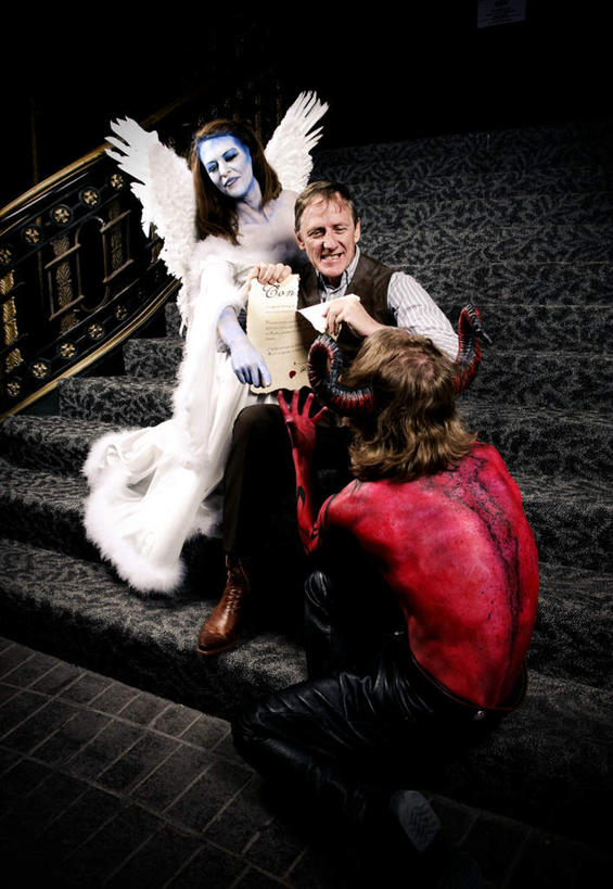 西方人,两个人,家庭,夫妻,栏杆,站,蹲,竖图,室外,白天,正面,爱情,楼梯,欧洲,欧洲人,天使,服装,翅膀,扶手,阶梯,浪漫,护栏,台阶,衣服,站着,温暖,温馨,一家人,恩爱,恋人,服饰,合同,和睦,变更,神圣,衣着,穿着,善良,协议,演出服,信徒,使者,衣饰,设立,终止,圣洁,男人,男性,年轻男性,年轻女性,女人,女性,白种人,年轻人,夫妇,情侣,蹲着,站立,彩图,全身,伴侣,融洽