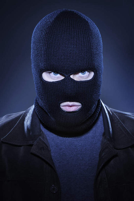 西方人,一个人,竖图,室内,白天,正面,欧洲,欧洲人,仅一个男性,仅一个人,蓝色背景,面具,仅一个年轻男性,摄影,影棚,犯罪,盗窃,偷窃,小偷,窃贼,盗贼,贼,偷盗,男人,男性,年轻男性,白种人,半身,彩图,影棚拍摄,拍摄