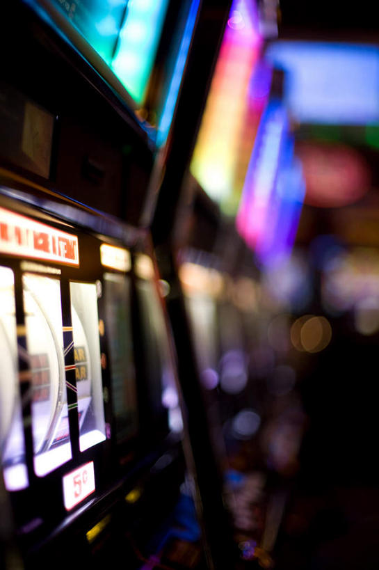 无人,竖图,室内,夜晚,正面,度假,游戏,赌博,贪欲,竞争,美景,城市风光,城市,一排,阴影,整齐,光线,影子,景观,灯光,玩,娱乐,刺激,排列,两个,享受,休闲,景色,放松,赌场,活动,队列,发泄,消遣,智力,赌博机,赌具,老虎机,博彩,投机,侥幸,欲望,宣泄,柏青嫂,玩耍,嬉戏,彩图,胜负,输赢,娱乐场