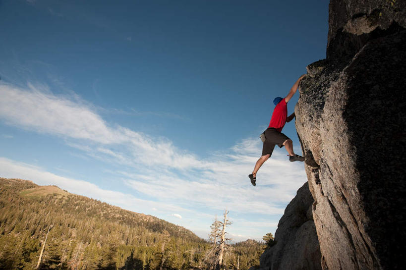 西方人,一个人,运动员,举,攀登,横图,室外,白天,仰视,锻炼,运动,石头,森林,山,山脉,树林,植物,欧洲,欧洲人,仅一个男性,仅一个人,握,石子,山峰,山峦,树,树木,仅一个年轻男性,绿色,自然,群山,托,握着,生长,成长,体育,男人,男性,年轻男性,白种人,石块,岩石,体育运动员,运动选手,登攀,登山,举起,举手,举着,爬山,攀,攀高,攀爬,向上举,向上伸,向上托,彩图,低角度拍摄,全身,健身