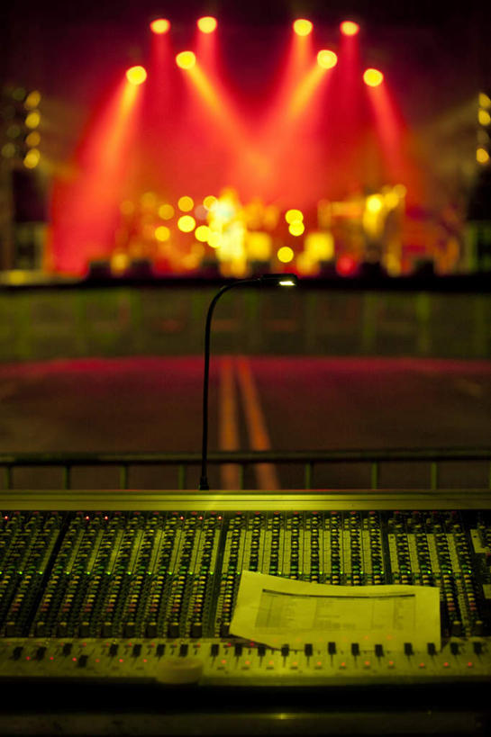 西方人,伙伴,朋友,舞台,站,竖图,室内,夜晚,正面,友谊,照明,欧洲,欧洲人,灯光,许多人,注视,灯,灯具,观察,看,站着,一群人,射灯,观看,照亮,察看,照明设备,关注,放音设备,友情,男人,男性,年轻男性,年轻女性,女人,女性,白种人,表演台,站立,半身,彩图