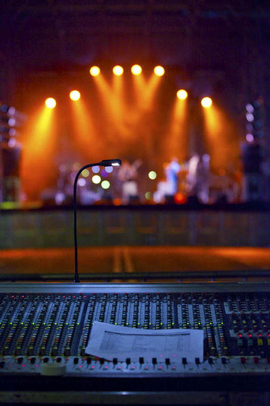 西方人,伙伴,朋友,舞台,站,竖图,室内,夜晚,正面,友谊,照明,欧洲,欧洲人,灯光,许多人,注视,灯,话筒,灯具,观察,看,站着,一群人,射灯,观看,照亮,察看,麦克风,照明设备,关注,扩音器,传声器,放音设备,微音器,友情,男人,男性,年轻男性,年轻女性,女人,女性,白种人,表演台,站立,半身,彩图