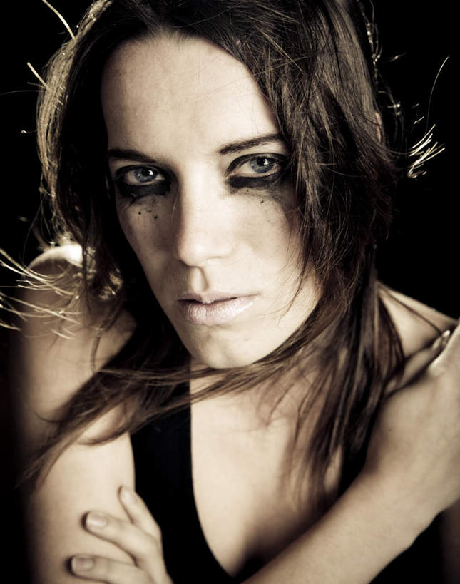 西方人,眼睛,眉毛,睫毛,一个人,站,竖图,室内,白天,正面,欧洲,欧洲人,瞳孔,仅一个年轻女性,仅一个女性,仅一个人,黑色背景,注视,观察,看,站着,眼部,摄影,影棚,观看,察看,恐怖,关注,惧怕,惊骇,恐惊,恐惧,年轻女性,女人,女性,白种人,睫,眉,眼,眼睫毛,眼眉,站立,半身,彩图,影棚拍摄,拍摄,眼眉毛