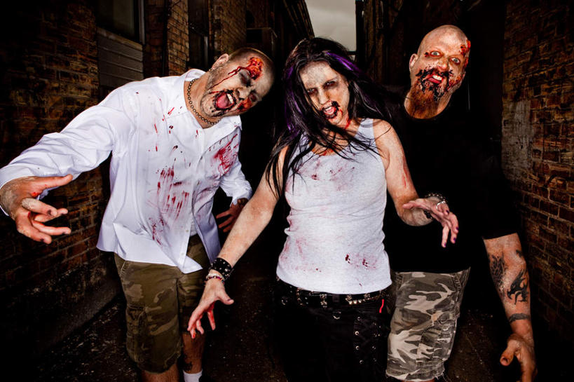 西方人,三个人,站,伸展双臂,横图,室外,白天,正面,时尚,欧洲,欧洲人,阴影,服装,光线,影子,墙,地面,扭头,休闲装,文化,纹身,墙壁,墙面,衣服,阳光,手链,伸,站着,张嘴,转头,休闲,休闲服,血液,个性,服饰,信仰,屈,刺青,追求,想象,张大嘴巴,文身,勇气,崇拜,张扬,男人,男性,年轻男性,年轻女性,女人,女性,白种人,张开嘴,敞开双臂,伸开双臂,展开双肩,站立,张开手臂,张开双臂,半身,彩图