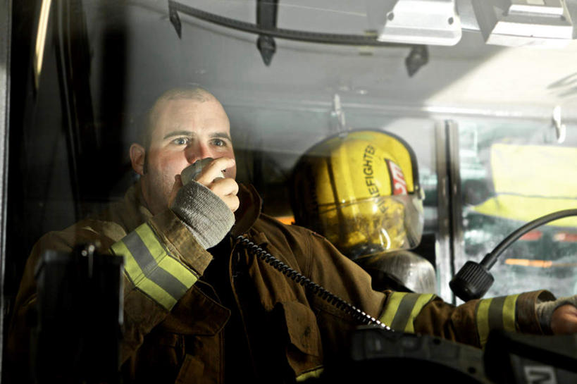 西方人,一个人,消防员,坐,说,横图,室外,白天,正面,工作服,制服,通讯,安全,救火车,帽子,欧洲,欧洲人,仅一个男性,仅一个人,仅一个中年男性,握,阴影,光线,头盔,影子,拿,移动,拿着,注视,通讯设备,阳光,安全帽,观察,看,握着,通信,观看,消防,对讲机,察看,关注,灭火,工作制服,交流,男人,男性,中年男性,白种人,救火员,消防车,沟通,讲话,交谈,说话,谈话,通话,坐着,半身,彩图,工作套服