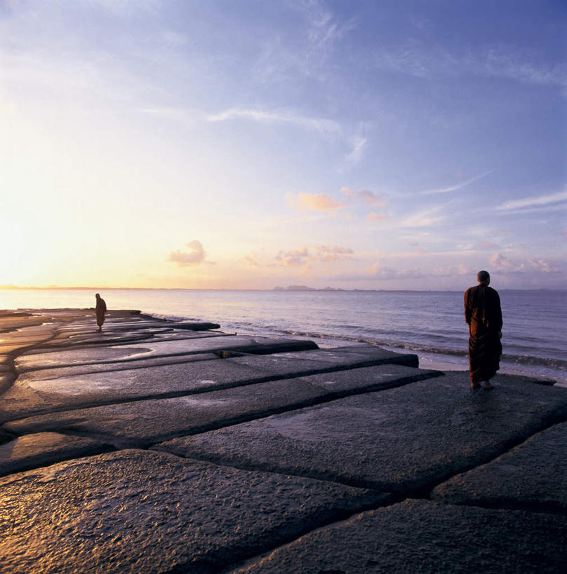 东方人,两个人,和尚,站,方图,室外,白天,海浪,海洋,日落,亚洲,阴影,光线,影子,浪花,水平线,晚霞,霞光,云,云朵,落日,辽阔,地面,海平线,云彩,注视,黄种人,背面,蓝色,白云,蓝天,天空,阳光,海水,黄昏,天,观察,看,站着,广阔,彩霞,晴朗,观看,一望无际,察看,关注,海景,僧袍,无边无际,一马平川,夕照,男人,男性,年轻男性,亚洲人,大海,风浪,海,海水的波动,近岸浪,涌浪,晴空,夕阳,比丘,高僧,僧,僧侣,僧人,沙弥,修行僧,站立,彩图,全身,水天相接,水天一线,斜阳