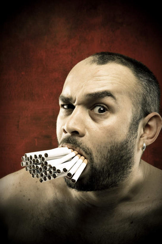 西方人,脸,头,眼睛,鼻子,嘴,耳朵,脸颊,眉毛,睫毛,一个人,站,吸烟,竖图,室内,特写,白天,正面,兴奋,热情,香烟,欧洲,欧洲人,瞳孔,仅一个男性,仅一个人,一排,许多,阴影,整齐,反射,影子,烟雾,开放,注视,裸露,排列,仅一个年轻男性,红色,观察,看,站着,健康,温暖,烟,奔放,活力,积极,激情,眼部,朝气,观看,狰狞,暖色,吉祥,察看,叼,生命,队列,关注,叼着,裸,饱满,革命,热烈,赤色,充实,斗志,喜气,主动,男人,男性,年轻男性,白种人,头部,鼻,鼻孔,耳,耳部,睫,口,口腔,脸部,脸蛋,眉,面部,眼,眼睫毛,眼眉,嘴巴,嘴唇,卷烟,烟草,纸烟,抽烟,站立,半身,彩图,欢乐,眼眉毛