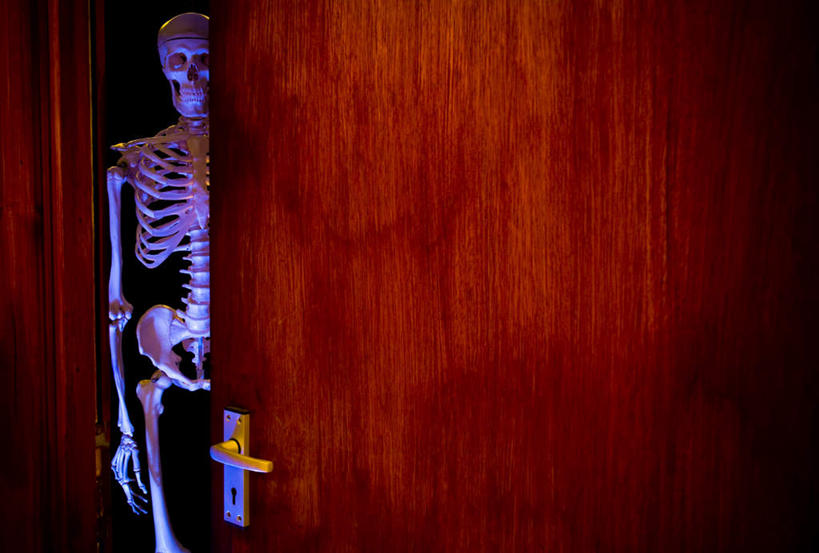 骨骼,无人,站,横图,室内,白天,正面,兴奋,热情,门,节日,庆祝,骷髅,骨头,开放,文化,红色,把手,门把手,门框,靠,靠着,站着,庆典,健康,温暖,万圣节,奔放,活力,积极,激情,朝气,纪念,暖色,门把,吉祥,骨架,恐怖,生命,饱满,惊悚,可怕,革命,可骇,热烈,赤色,充实,斗志,喜气,主动,恐惧,拉手,站立,彩图,欢乐