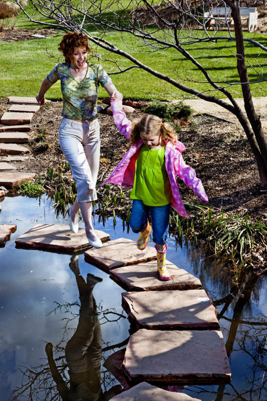 西方人,儿童,两个人,家庭,母亲,女儿,竖图,室外,白天,正面,游戏,纯洁,草地,草坪,湖,湖泊,水,植物,欧洲,欧洲人,阴影,服装,光线,影子,湖面,石板,水流,水面,枝条,玩,休闲装,娱乐,草,树,树木,树枝,小孩,衣服,阳光,湖水,休闲,温暖,温馨,母女,一家人,休闲服,可爱,母爱,童年,童趣,服饰,活动,和睦,发泄,消遣,智力,垫脚石,童真,烂漫,无邪,宣泄,虬枝,枝杈,天真,年轻女性,女孩,女人,女性,白种人,孩子,年轻人,玩耍,嬉戏,彩图,全身,融洽,女生