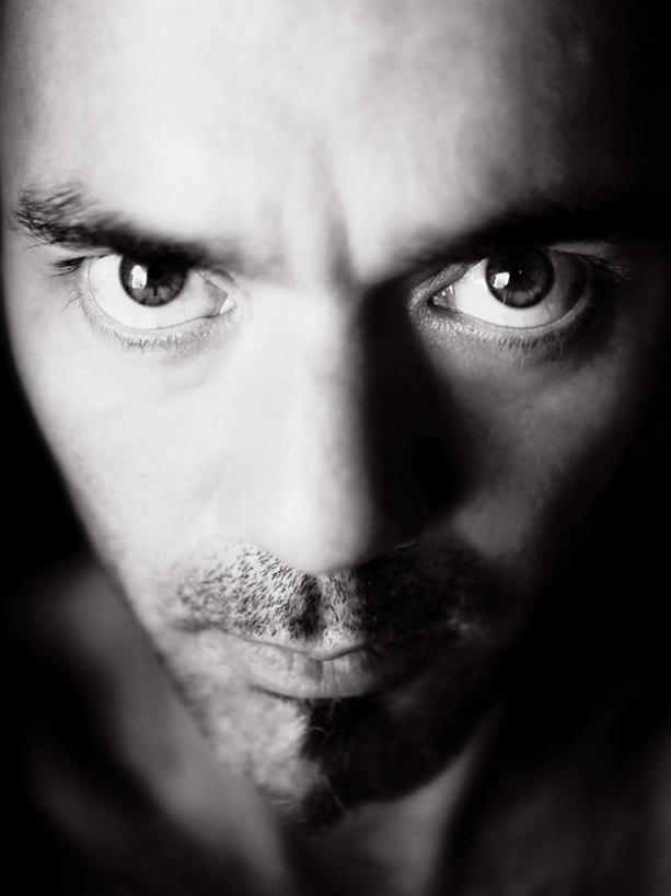 西方人,脸,头,眼睛,嘴,脸颊,眉毛,睫毛,胡须,一个人,竖图,黑白,室内,特写,白天,正面,欧洲,欧洲人,瞳孔,仅一个男性,仅一个人,阴影,反射,影子,仅一个年轻男性,眼部,笔直,男人,男性,年轻男性,白种人,头部,胡子,络腮胡,睫,口,口腔,脸部,脸蛋,眉,面部,眼,眼睫毛,眼眉,嘴巴,嘴唇,半身,眼眉毛