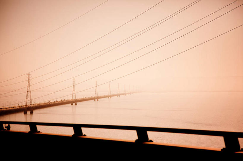 无人,栏杆,横图,室外,白天,仰视,旅游,度假,美景,日落,雾,大桥,立交桥,桥梁,美国,朦胧,模糊,电力,电线,线,景观,晚霞,霞光,落日,高架,围栏,斜拉桥,桥,电能,线路,娱乐,护栏,天空,自然,黄昏,天,享受,休闲,橙色,景色,彩霞,放松,电,电源,电源线,迷雾,北美,北美洲,加利福尼亚,自然风光,美洲,能量,加州,加利福尼亚州,金州,黄金州,北亚美利加洲,亚美利加洲,夕照,圣马特奥县,圣马特奥,大雾,夕阳,彩图,低角度拍摄,斜阳