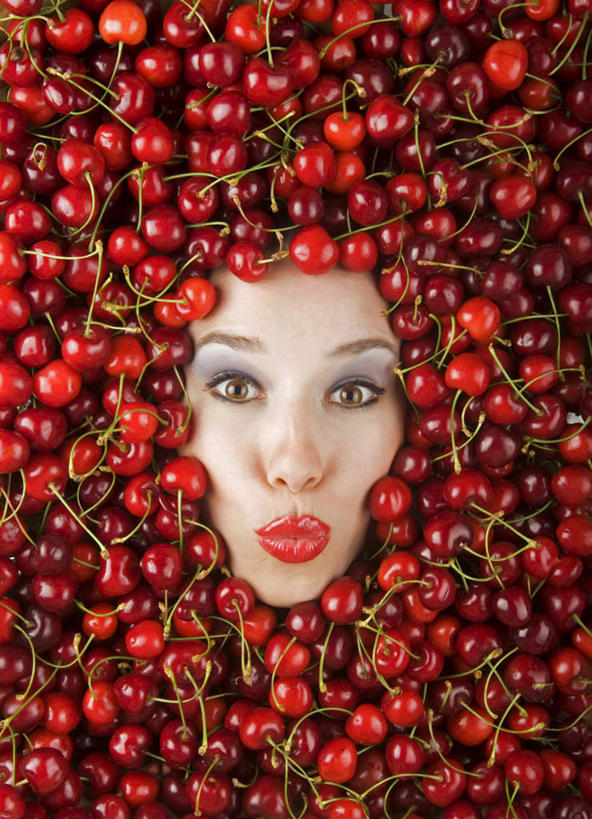 西方人,脸,头,脸颊,一个人,躺,竖图,俯视,室内,特写,白天,兴奋,热情,樱桃,水果,欧洲,欧洲人,仅一个年轻女性,仅一个女性,仅一个人,一堆,许多,堆叠,堆积,新鲜,生食,食品,果实,很多,浸没,淹没,开放,注视,食物,红色,观察,看,健康,温暖,奔放,活力,积极,激情,朝气,有机食品,绿色食品,观看,堆,暖色,吉祥,察看,生命,关注,埋没,饱满,革命,热烈,赤色,充实,斗志,喜气,主动,沉没,覆没,吞没,湮没,卧着,年轻女性,女人,女性,白种人,头部,脸部,脸蛋,面部,樱珠,莺桃,英桃,楔桃,牛桃,荆桃,躺着,卧,半身,彩图,高角度拍摄,欢乐